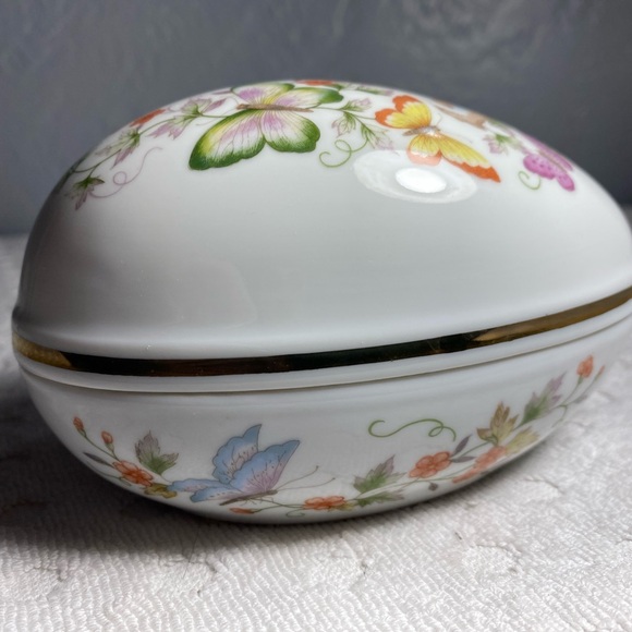 Vintage 1974 Avon Fine Porcelain Decorated Egg Trinket Box with 22K Gold Trim - Picture 5 of 15